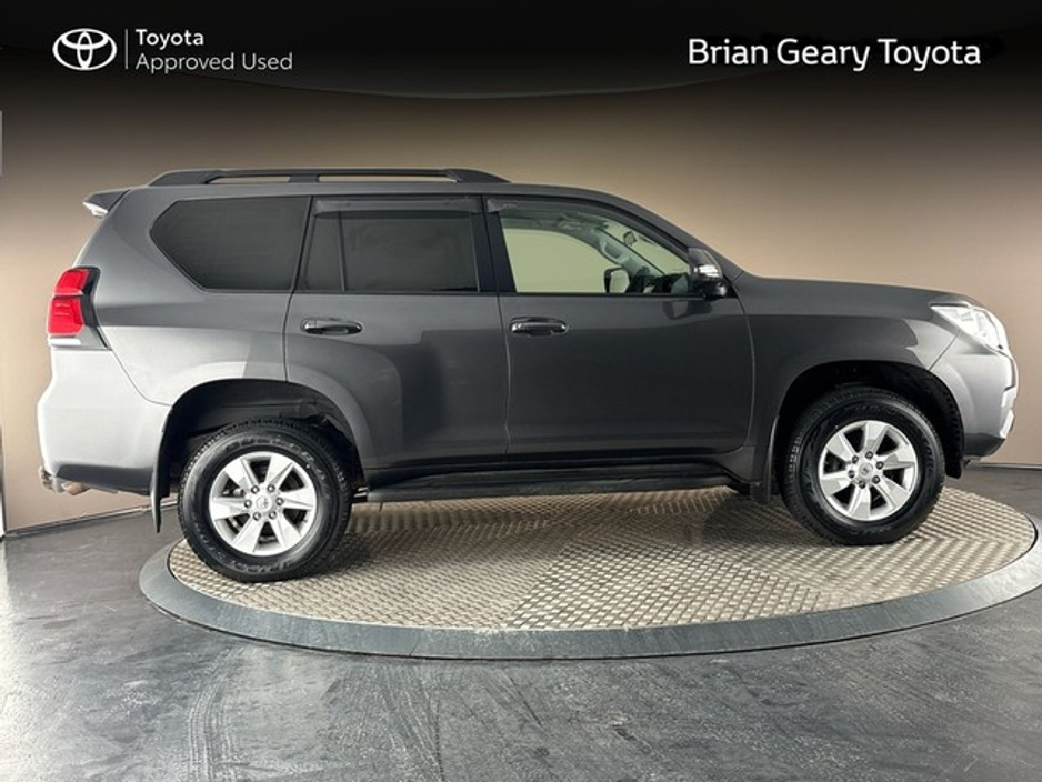 2022 Toyota Landcruiser - image 3