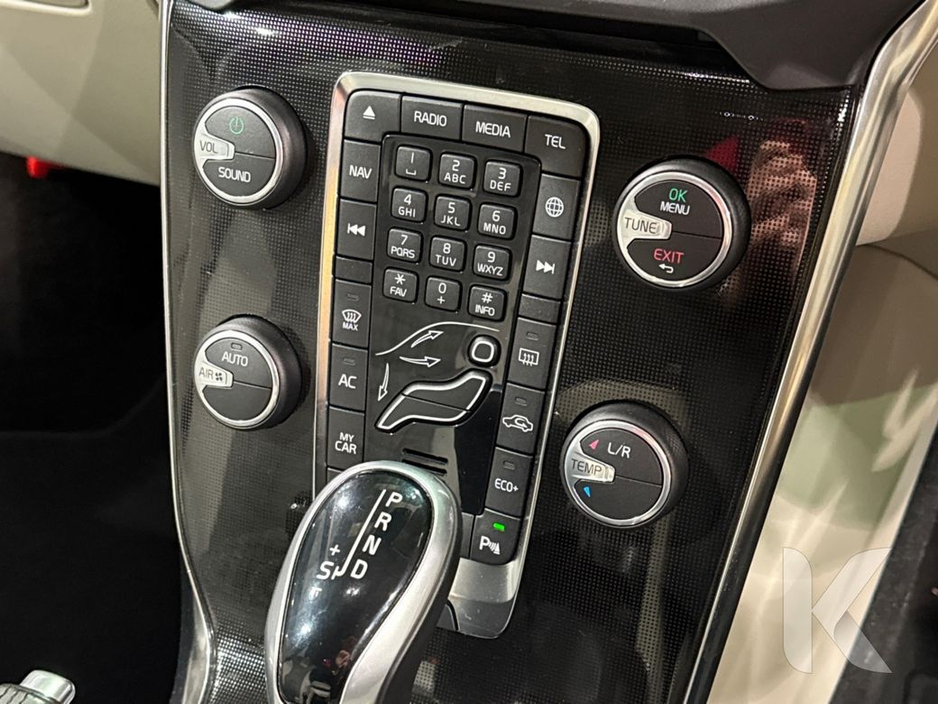 2017 Volvo V40 - image 17