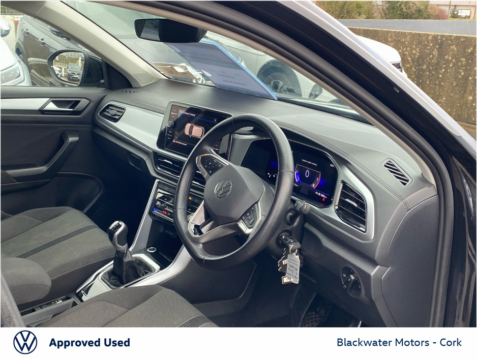 2023 Volkswagen T-Roc - image 4