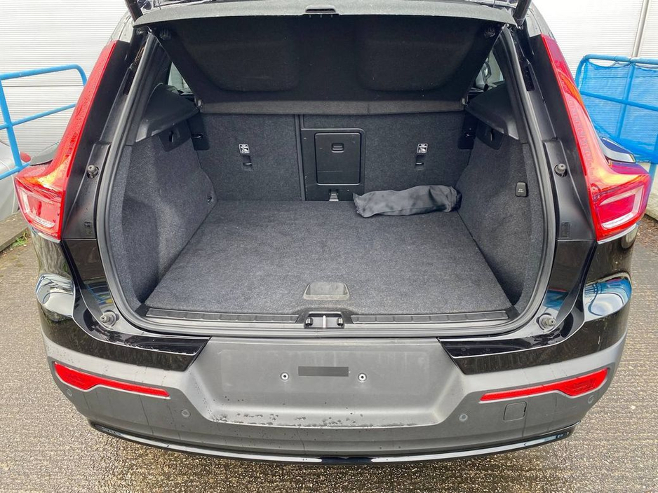 2022 Volvo XC40 - image 16