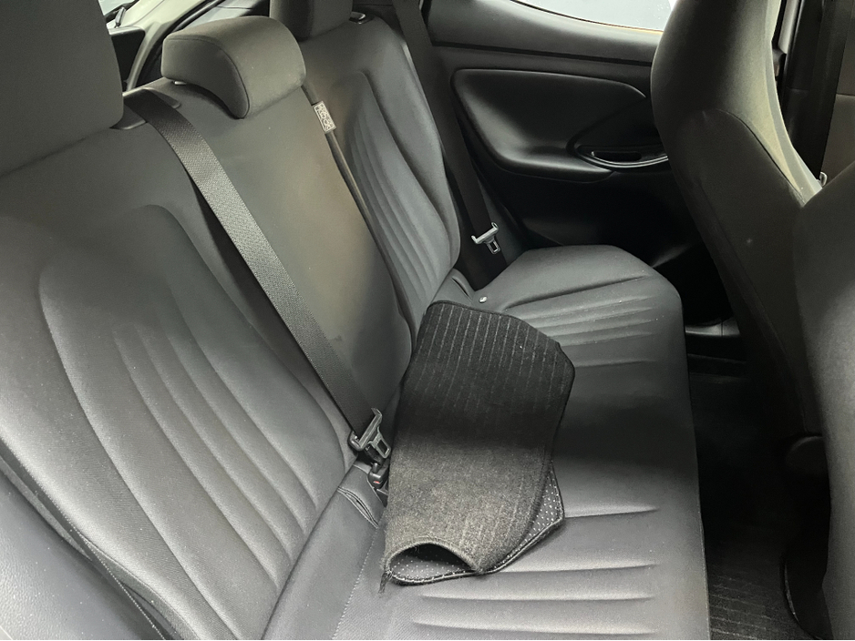 2020 Toyota Yaris - image 10