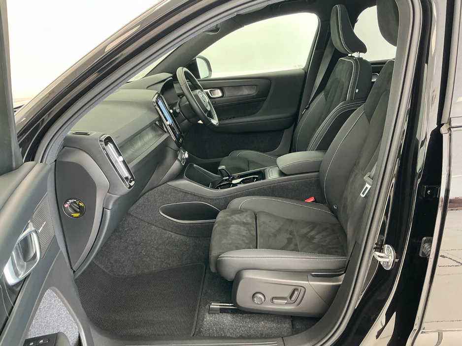 2023 Volvo XC40 - image 11