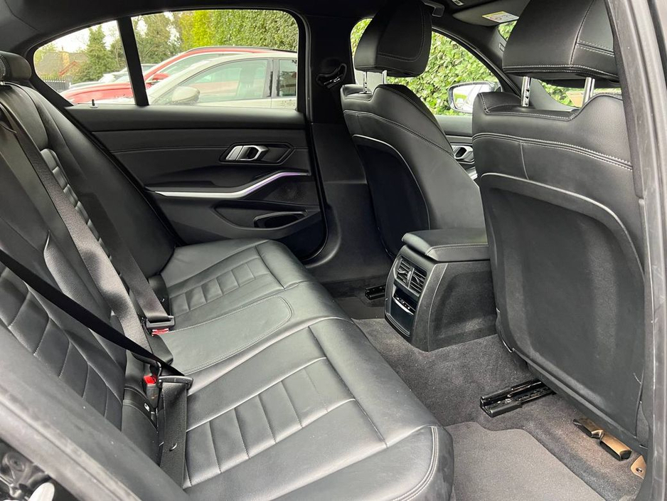 2021 BMW 3 Series - image 8