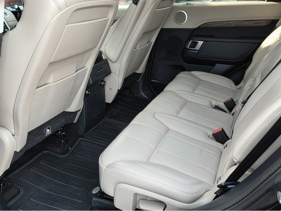 2020 Land Rover Discovery - image 13
