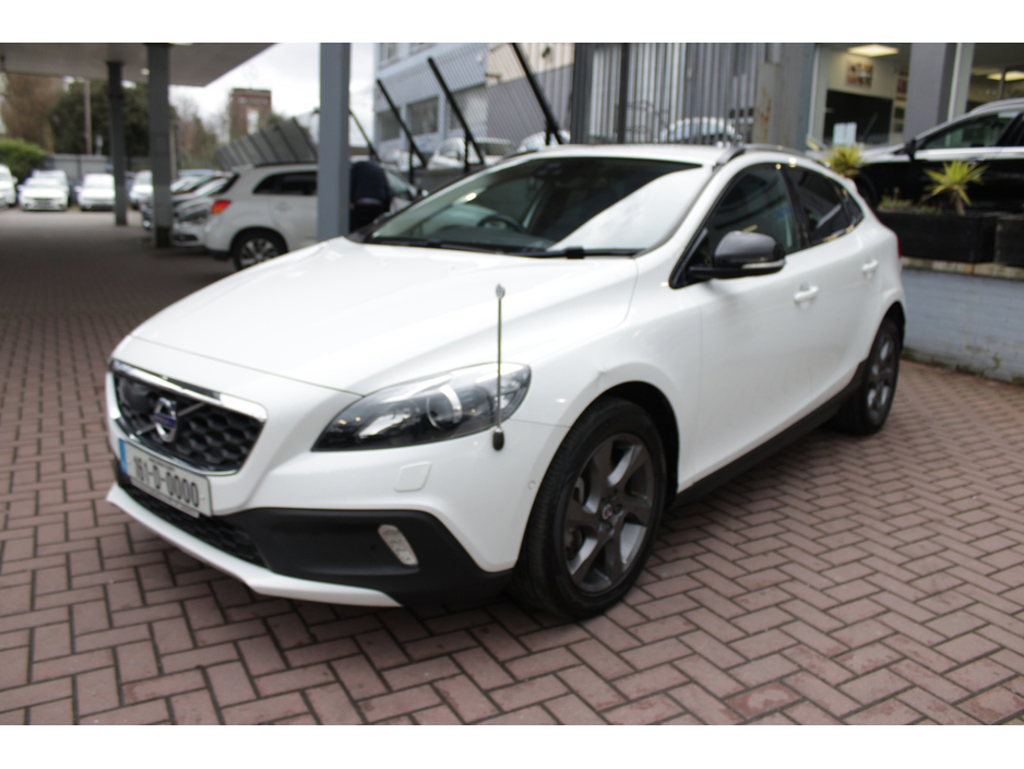 2016 Volvo V40 Cross Country - image 8