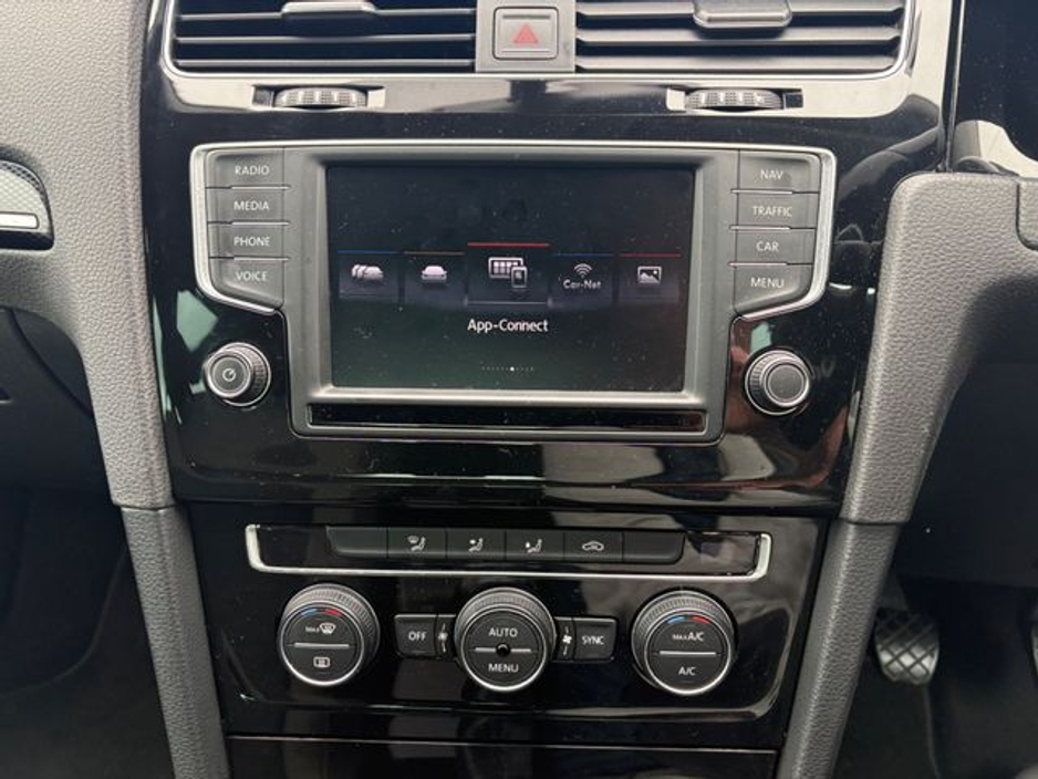 2016 Volkswagen Golf - image 19