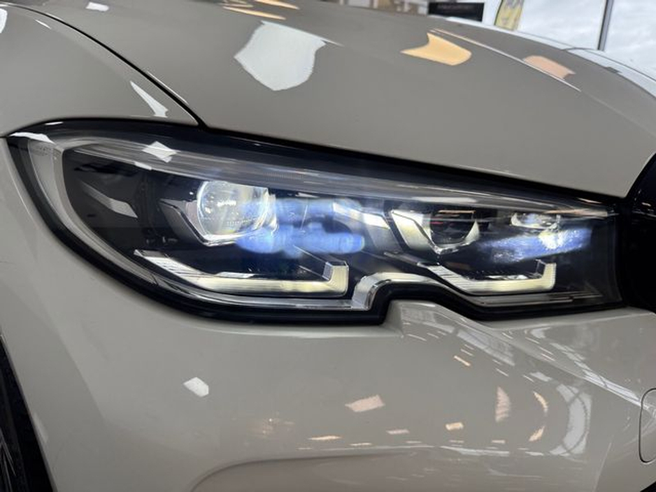 2021 BMW 3 Series - image 22