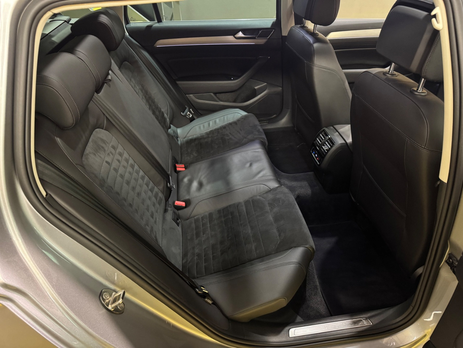 2019 Volkswagen Passat - image 11