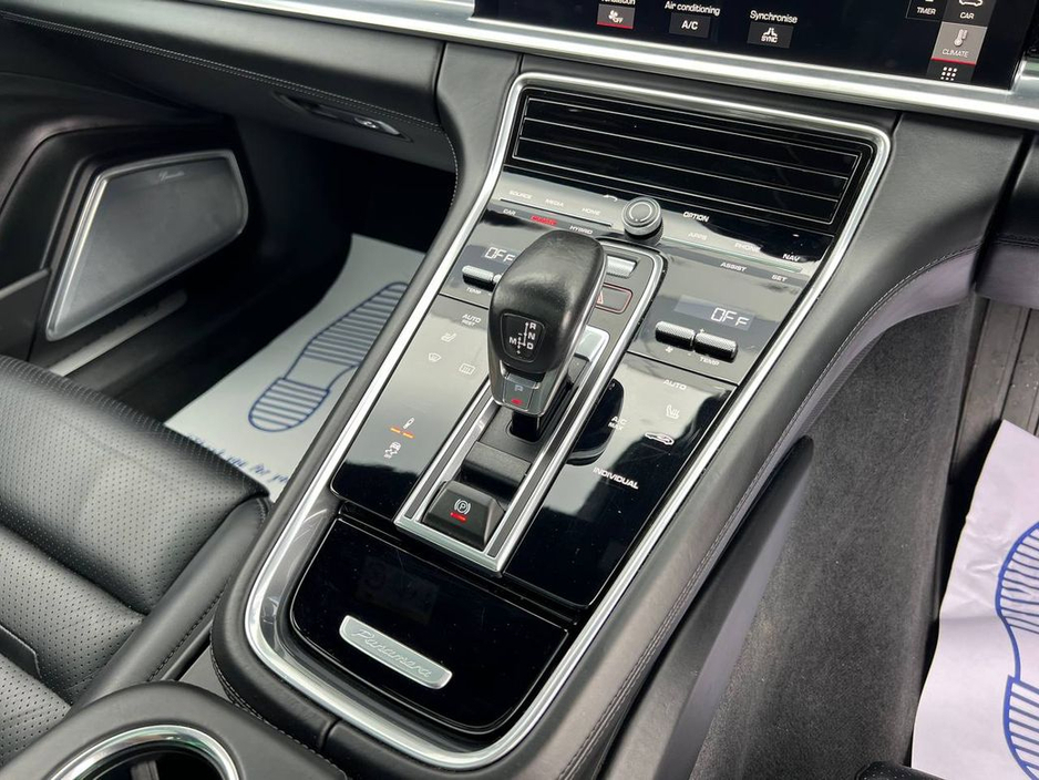 2018 Porsche Panamera - image 13