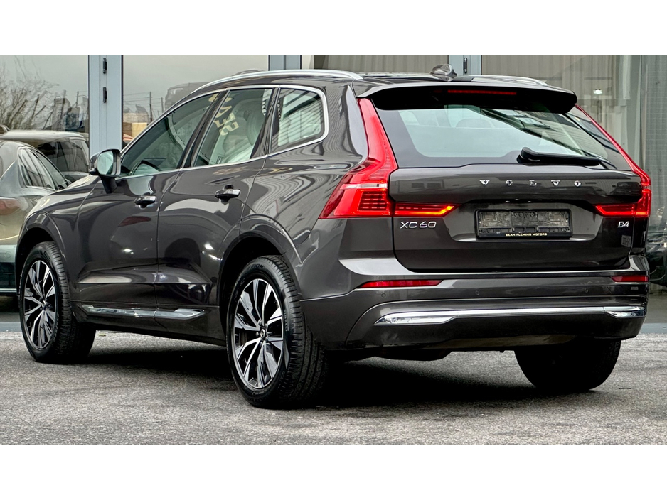 2022 Volvo XC60 - image 3