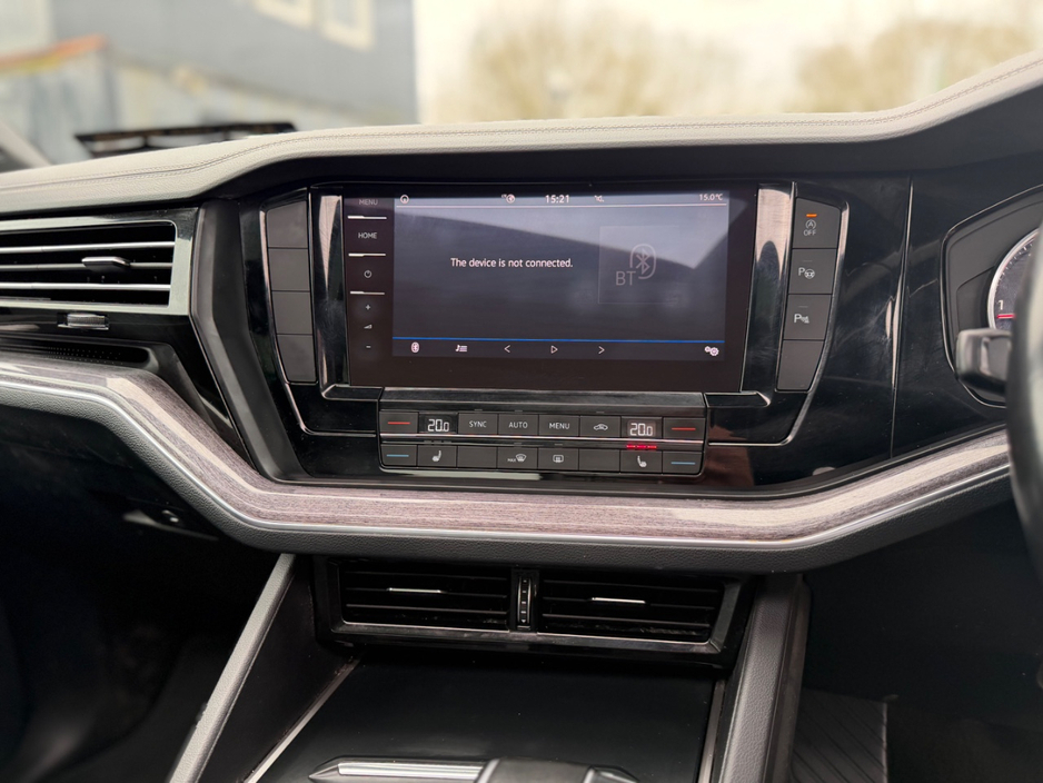 2021 Volkswagen Touareg - image 12