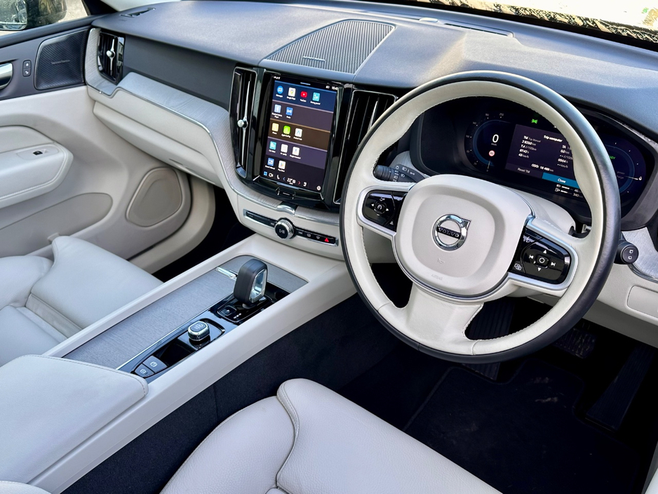 2025 Volvo XC60 - image 5