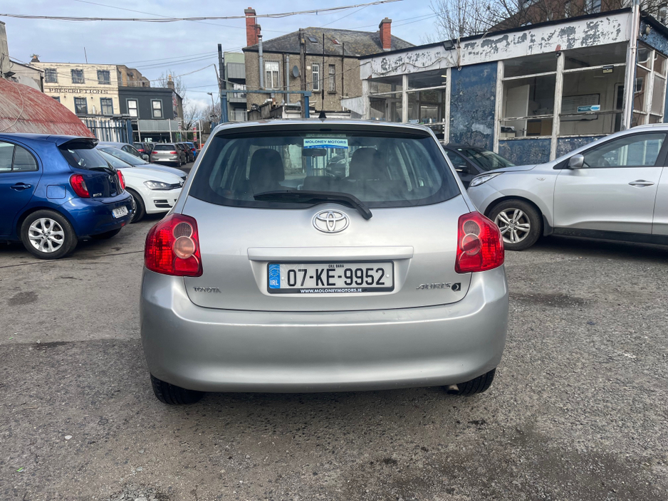 2007 Toyota Auris - image 4