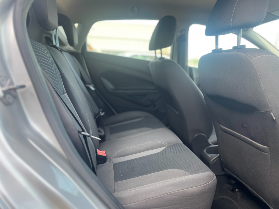 2016 Ford Fiesta - image 7