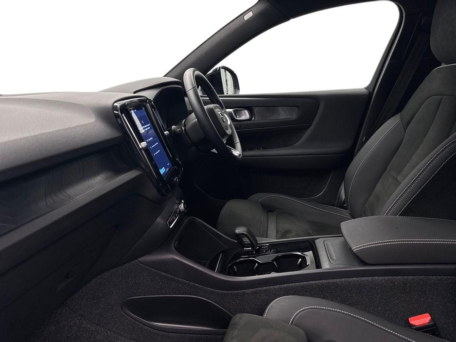 2023 Volvo XC40 - image 2