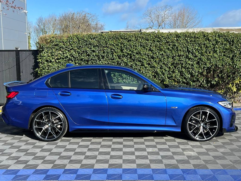 2022 BMW 3 Series - image 2