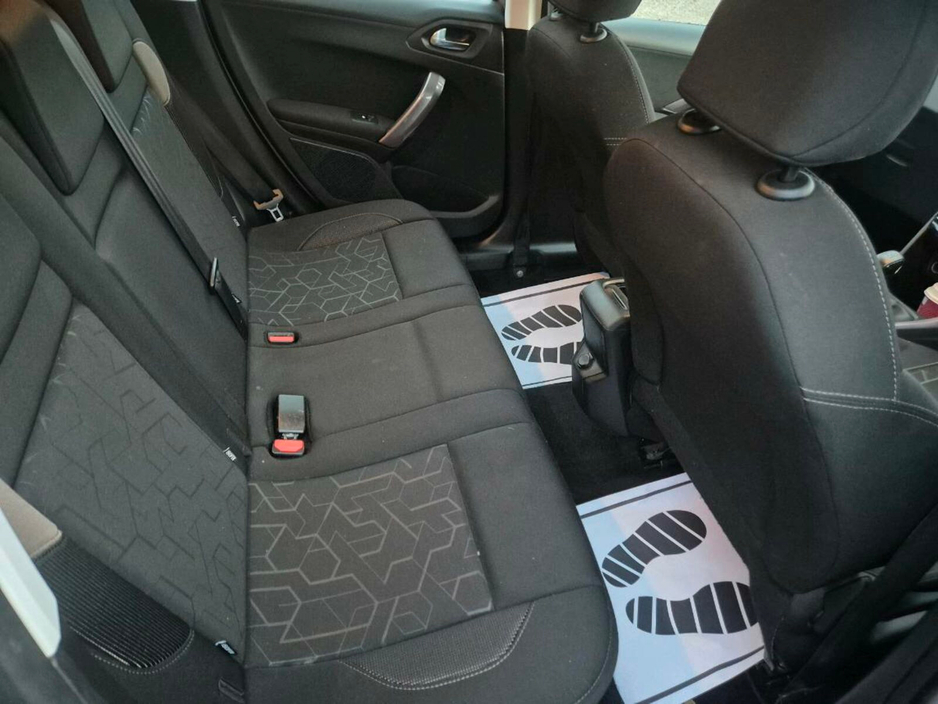 2015 Peugeot 2008 - image 5