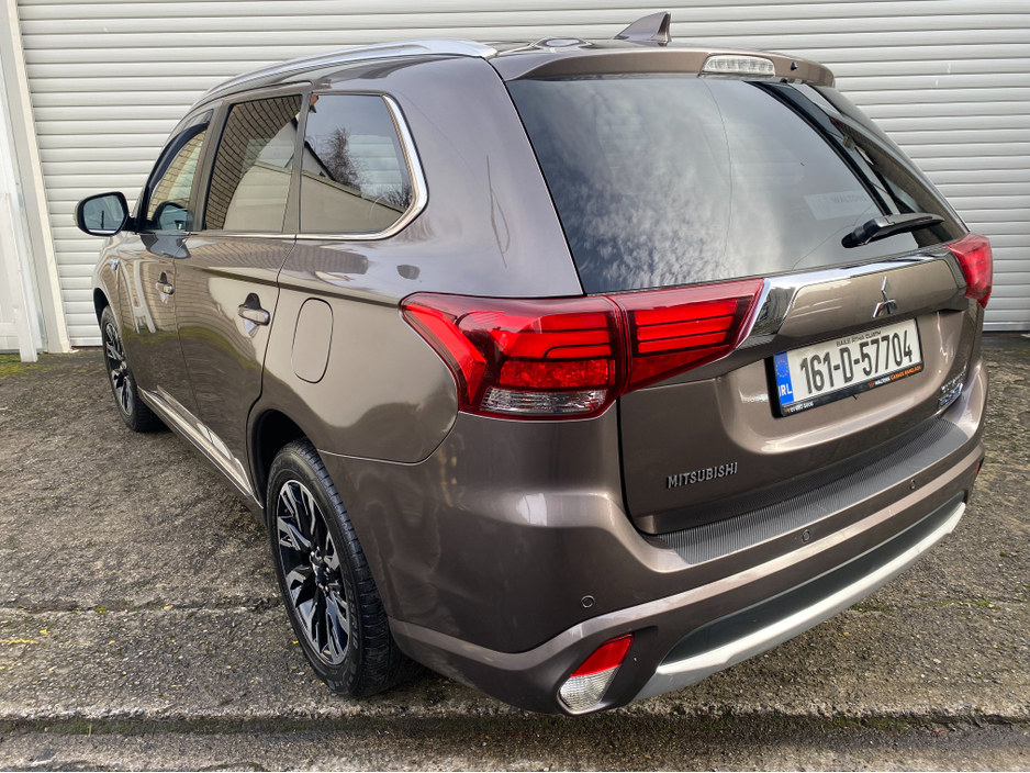2016 Mitsubishi Outlander - image 2