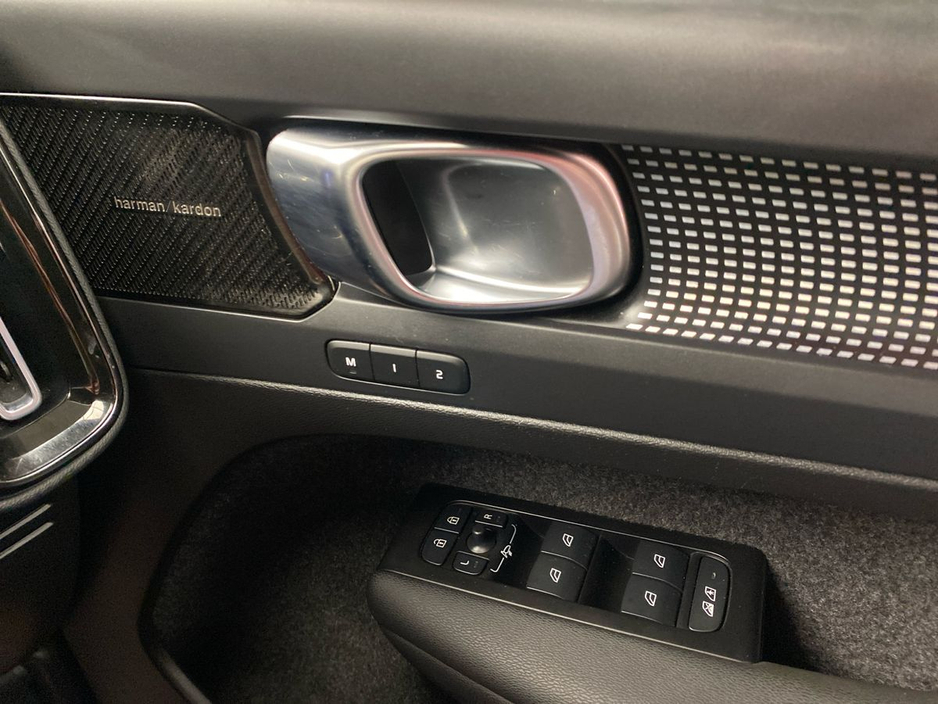 2022 Volvo XC40 - image 11