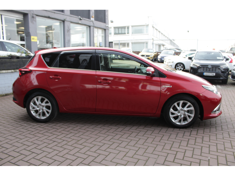 2017 Toyota Auris - image 3