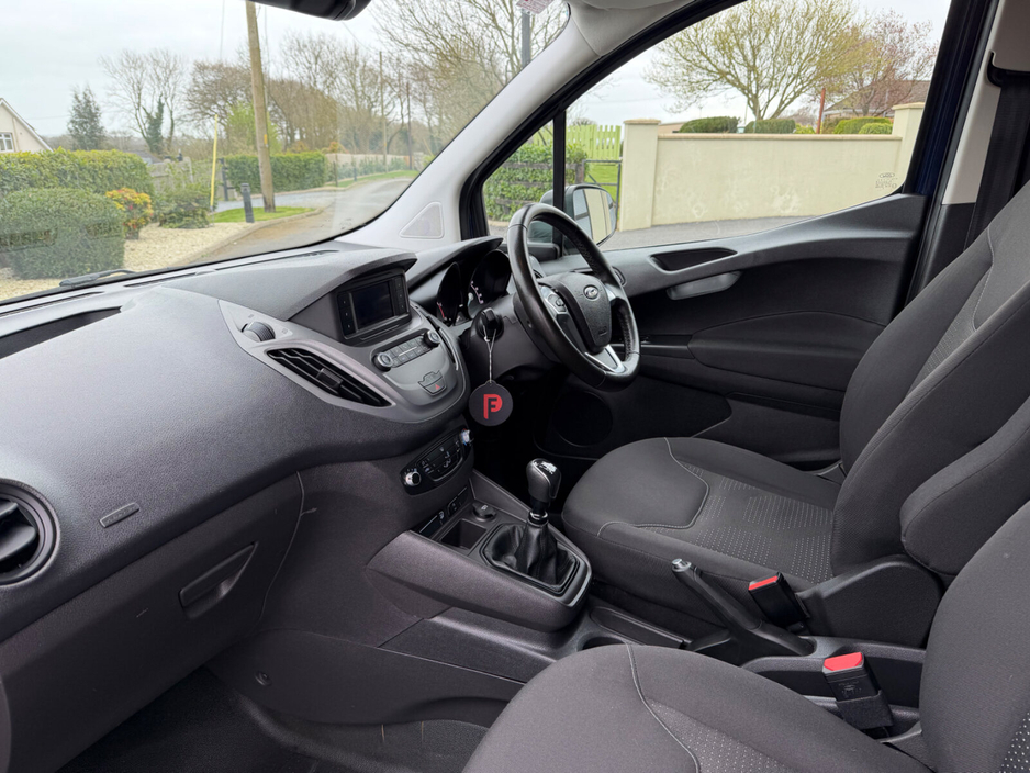 2023 Ford Transit Courier - image 14