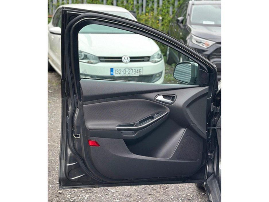 2018 Ford Focus - image 5