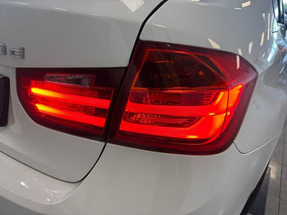 2015 BMW 3 Series - image 19