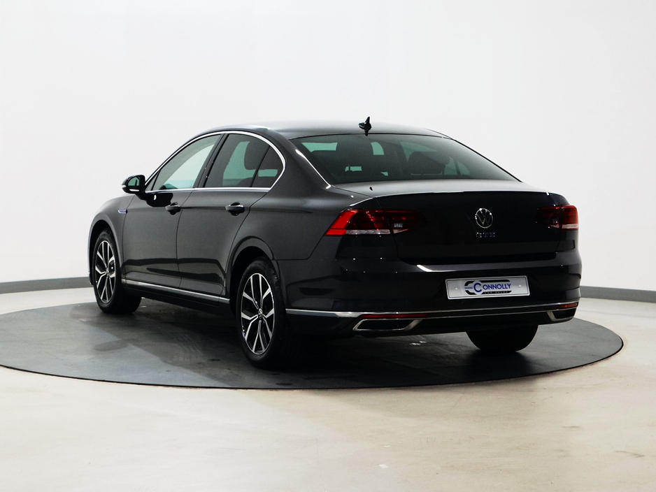 2021 Volkswagen Passat - image 5