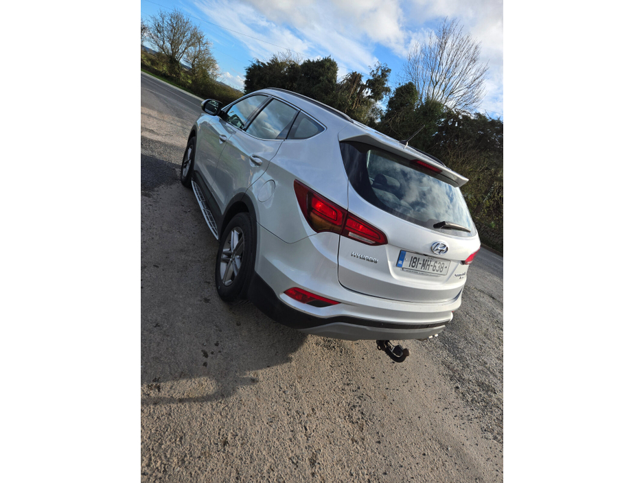 2018 Hyundai Santa Fe - image 2