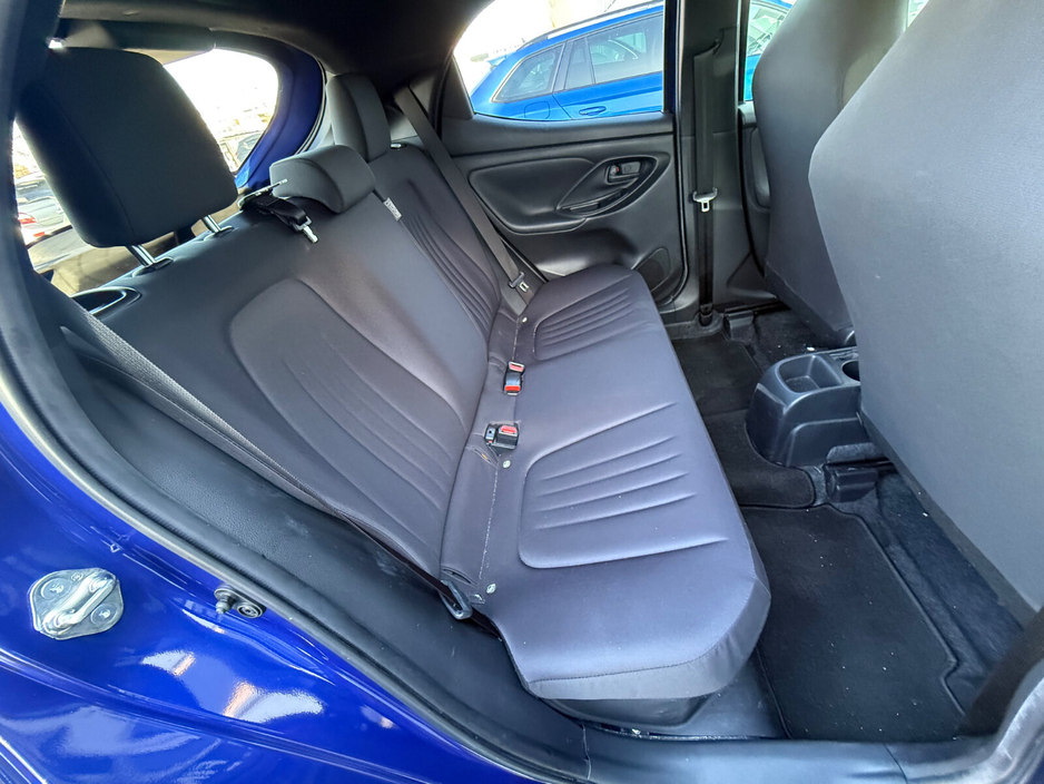 2021 Toyota Yaris - image 25
