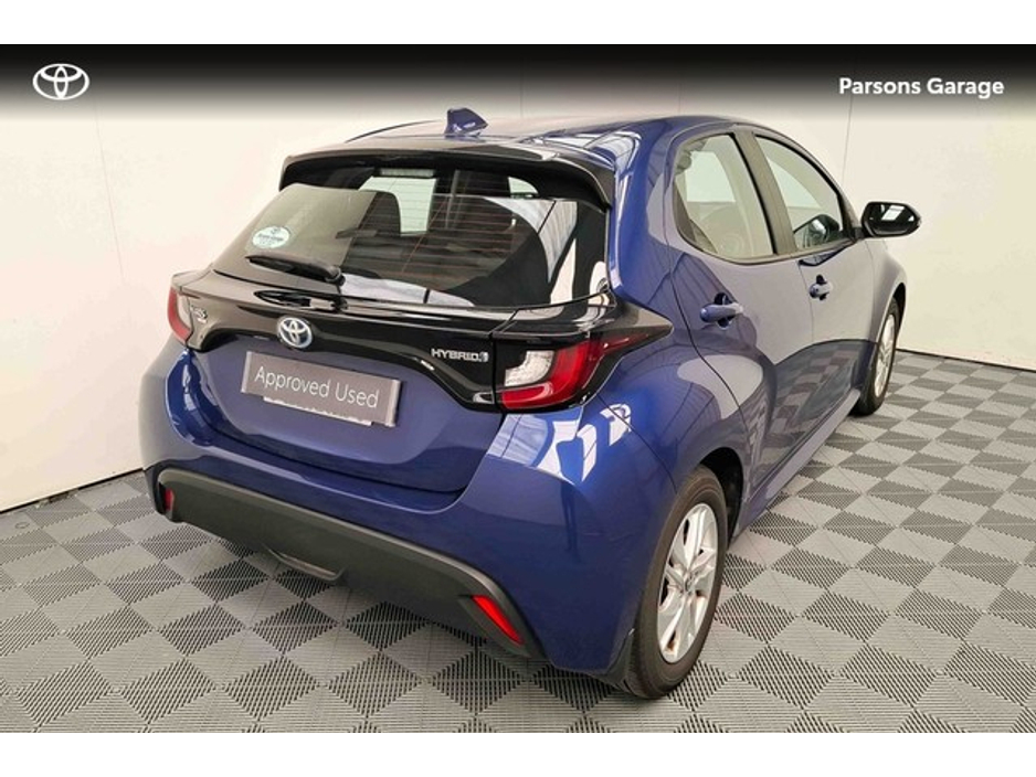 2022 Toyota Yaris - image 2