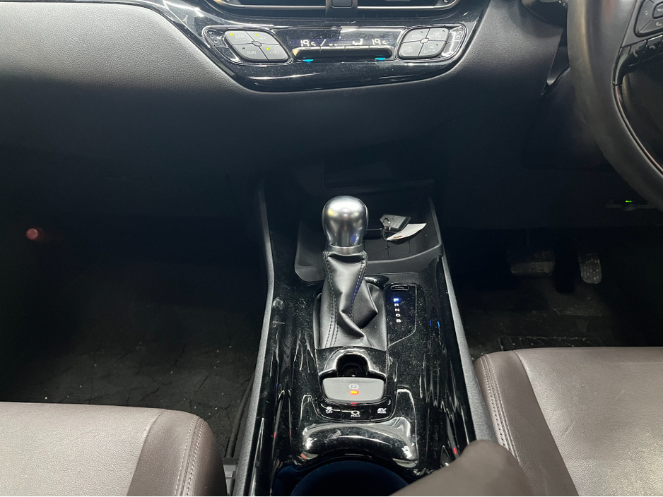 2019 Toyota C-HR 2019 TOYOTA C-HR G 1.8 AUTOMATIC / CRUISE CONTROL / REVERSE CAMERA / HEATED SEATS AND MORE