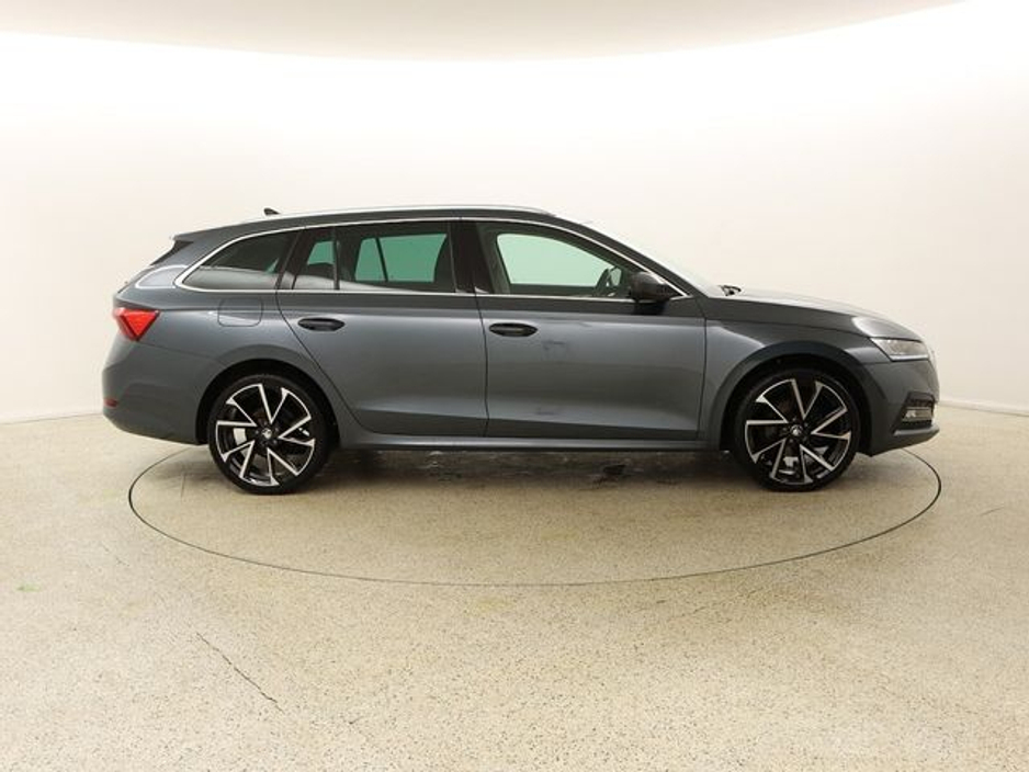 2022 Skoda Octavia - image 8