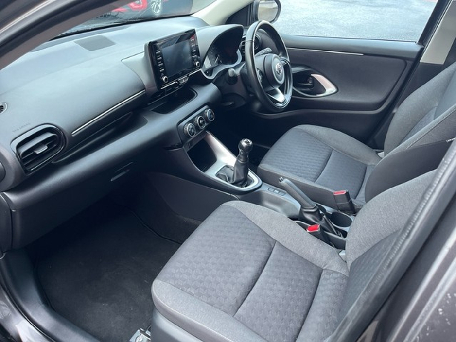 2022 Toyota Yaris - image 6