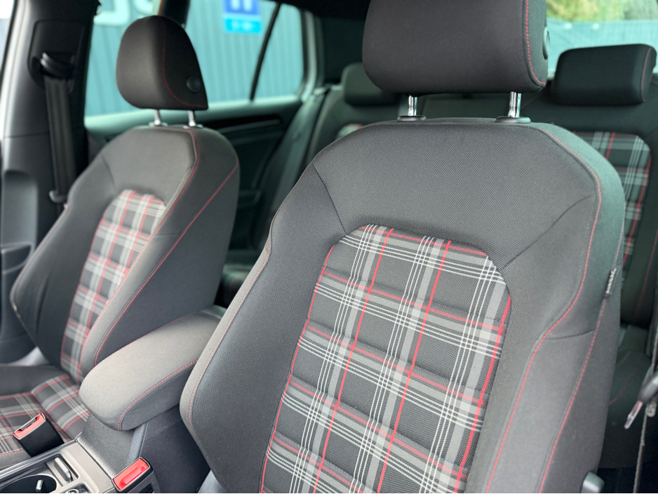 2017 Volkswagen Golf - image 43