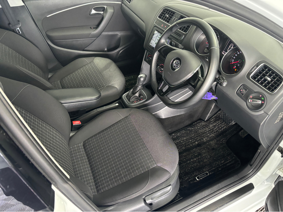 2016 Volkswagen Polo - image 5