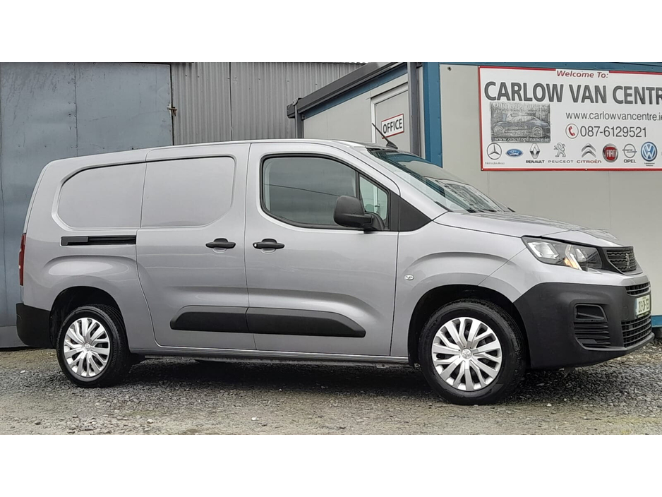 2021 Peugeot Partner - image 2