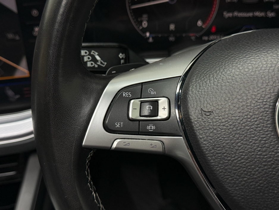 2020 Volkswagen Touareg - image 23