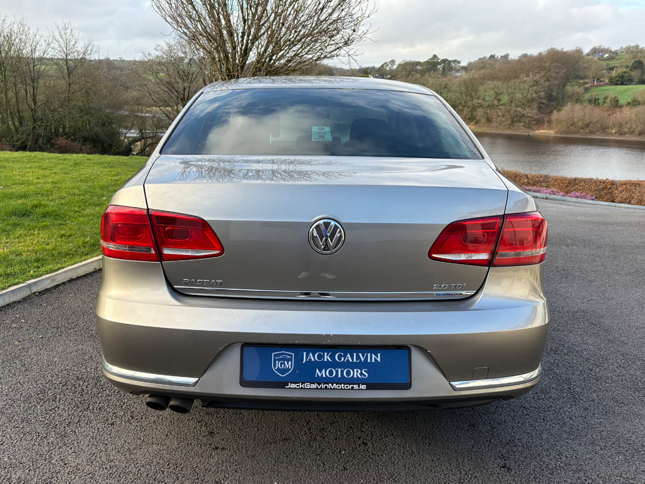 2012 Volkswagen Passat - image 15