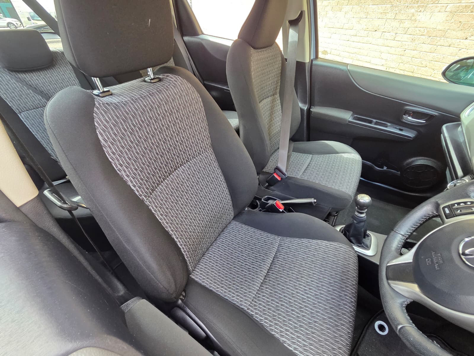 2013 Toyota Yaris - image 14