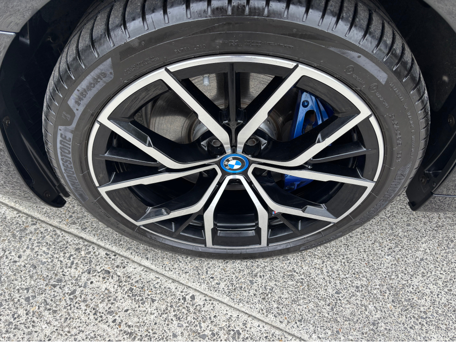 2022 BMW 5 Series - image 10