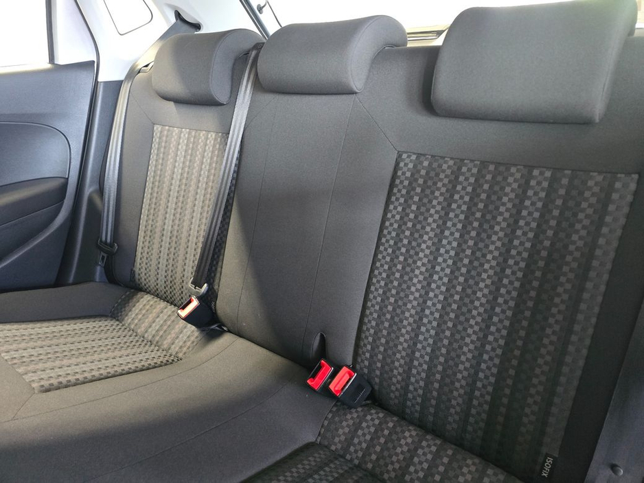 2015 Volkswagen Polo - image 10