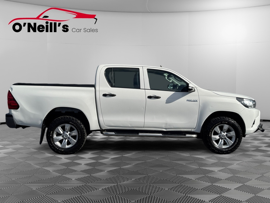 2017 Toyota Hilux - image 2
