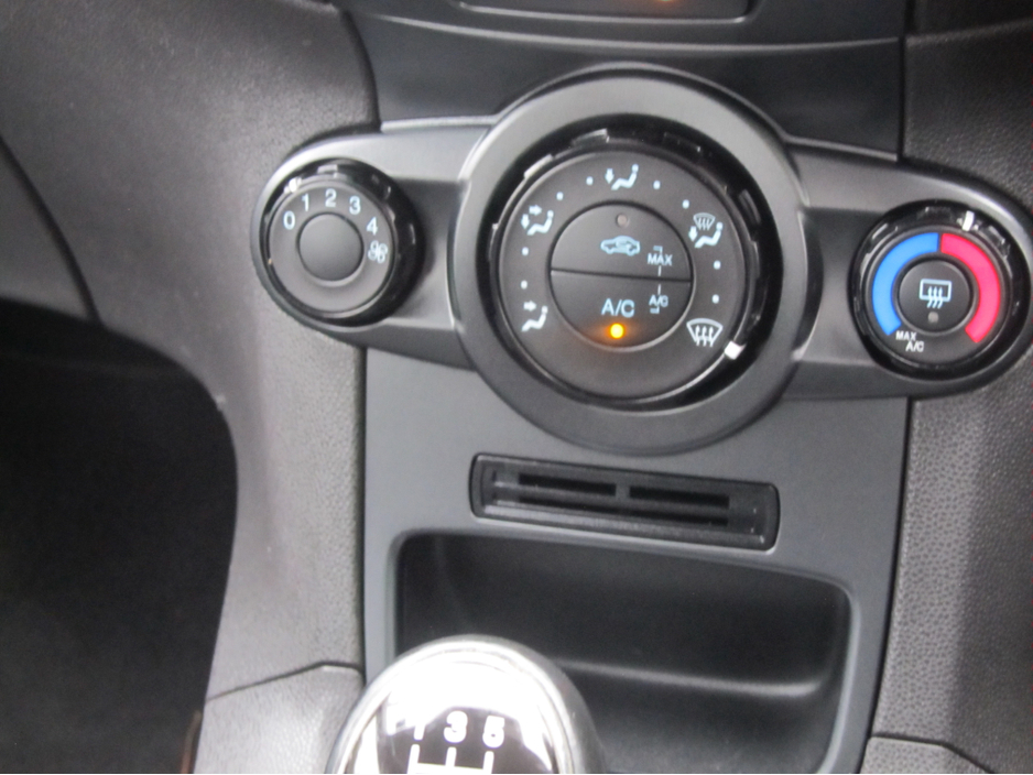 2015 Ford Fiesta MCA ZETEC 1.25 60PS M5 5DR WITH FSH €9,950