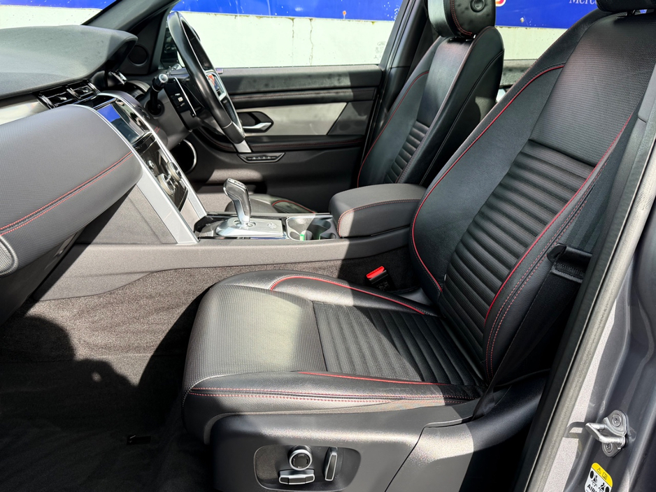 2022 Land Rover Discovery - image 4