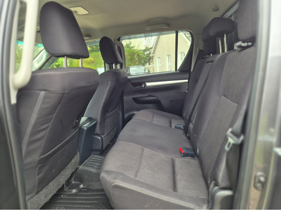 2025 Toyota Hilux - image 5