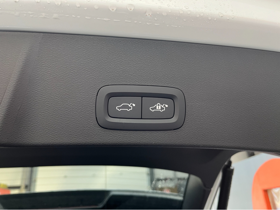 2023 Volvo XC40 - image 8