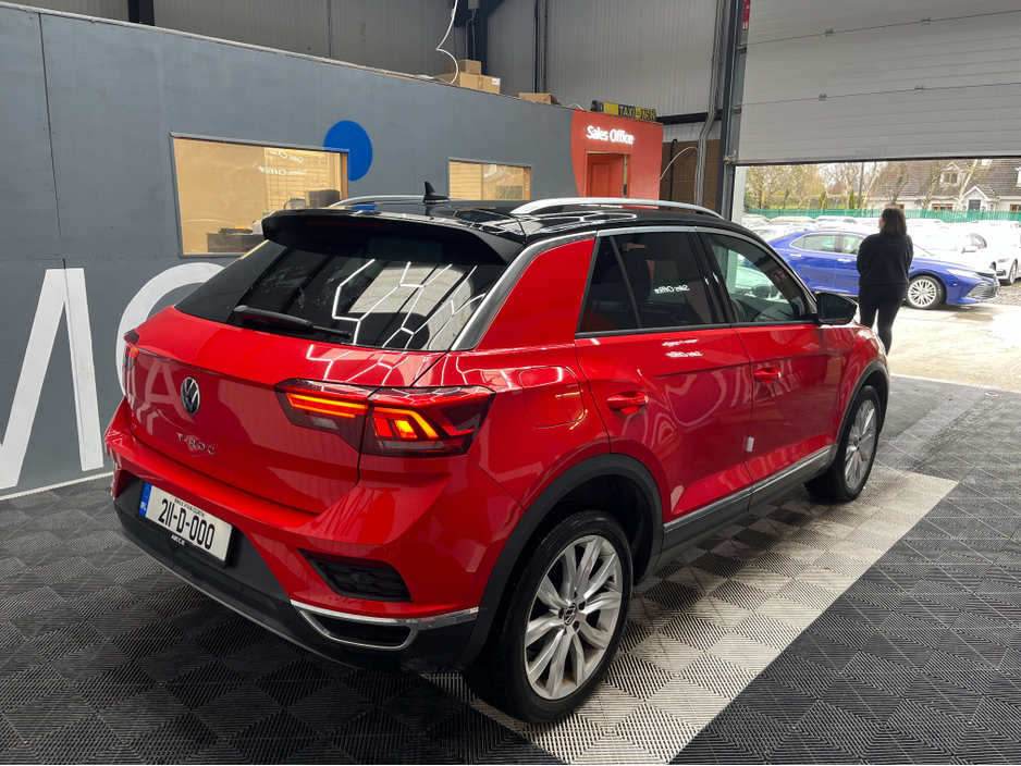 2021 Volkswagen T-Roc - image 2