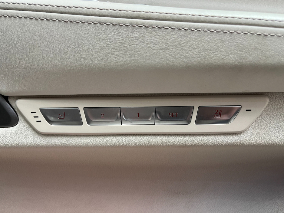 2018 BMW 7 Series - image 12