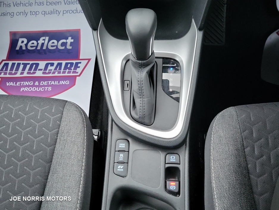 2023 Toyota Yaris CR CROSS LUNA SPORT 4DR AUTO €27,945